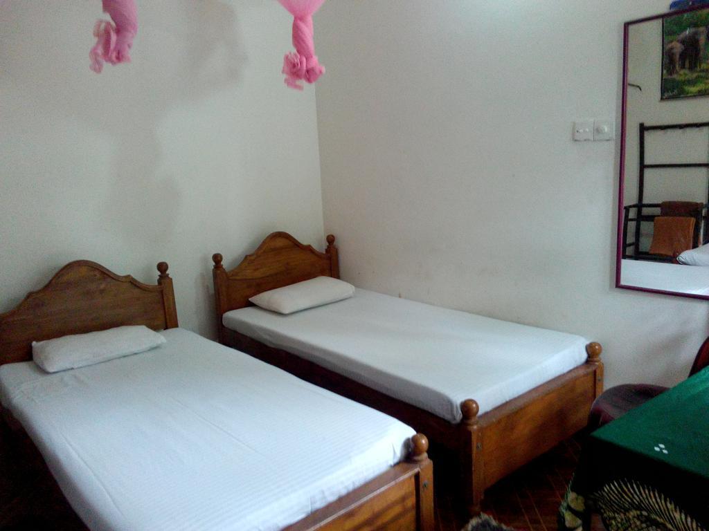 Rest Point Hotel Unawatuna Buitenkant foto